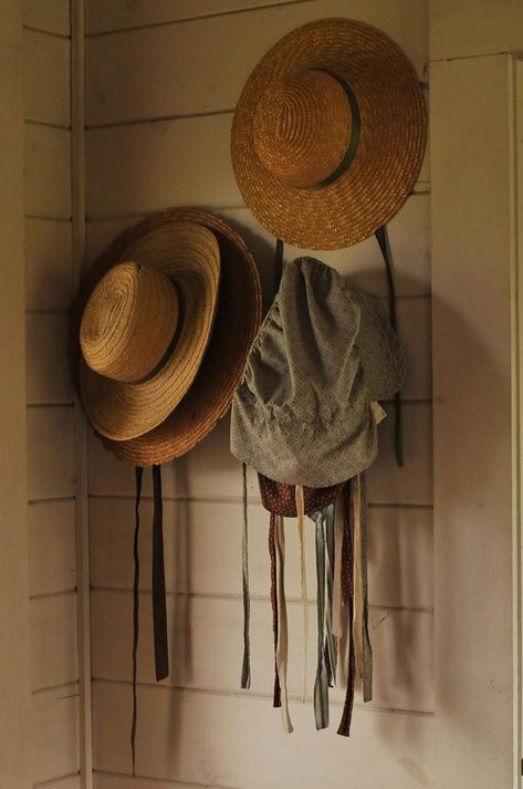 A simpler time Amish Hat, Ellie Rose, Amish Living, Amish Culture, Farm Fashion, Amish Farm, Amish Community, Hobby Farm, Country Theme