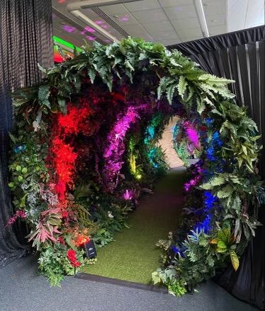 Entrance Decor Party, Jungle Decorations Party, Disco Jungle Party, Neon Jungle Party, Party Entrance Ideas, Party Entrance Decoration, Festival Entrance, Disco Jungle, Party Tips And Tricks