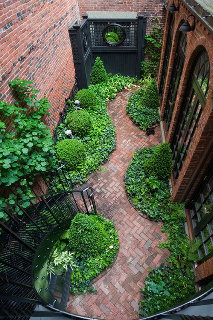 Boston garden photo - taken from such a dizzying height! ("Gawkers, Welcome: House and Garden Tours" - NYTimes.com) Glowing Garden, Brick Courtyard, Boston Garden, Urban Garden Design, Court Yard, Small Yards, Small Courtyard Gardens, Walkways Paths, Garden On A Hill