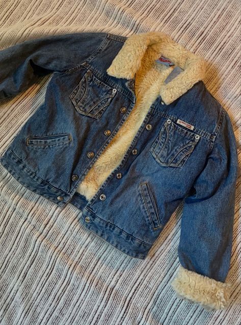 Fur Lined Denim Jacket Outfit, Fluffy Denim Jacket Outfit, Fleece Jean Jacket Outfit, Fuzzy Jean Jacket Outfits, Jean Jacket With Fur Outfit, Denim Fur Jacket Outfit, Winter Jean Jacket Outfits, Jean Jacket Aesthetic, Fluffy Denim Jacket