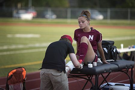 High school Athletic Trainer Sports Medicine Aesthetic, Trainer Aesthetic, Athletic Training Sports Medicine, Medicine Aesthetic, Vision Board Project, University Plan, Sports Therapy, My Future Job, Athletic Trainer