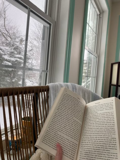 Reading with snow outside Cold Vibes Aesthetic, Reading In Winter Aesthetic, Snow Cottage Aesthetic, Cold Months Aesthetic, January Aethestic, Winter Aesthetic No Snow, Reading Aesthetic Winter, Reading Winter Aesthetic, Reading In Winter