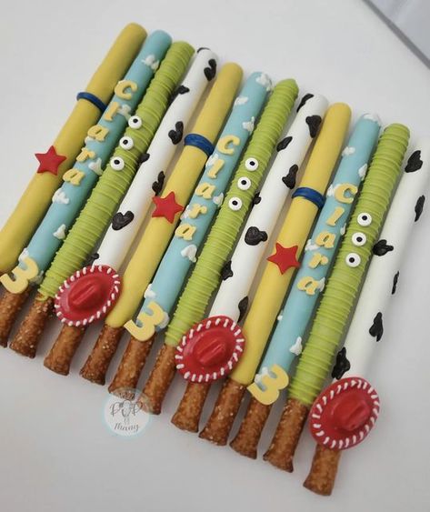 Toy Story Pretzels, Toy Story Pretzel Rods, Toy Story Rice Krispy Treats, Toy Story Treats Ideas, Toy Story Desserts, Woodys Roundup, Toy Story Food, Buzz Lightyear Party, Buzz Lightyear Birthday