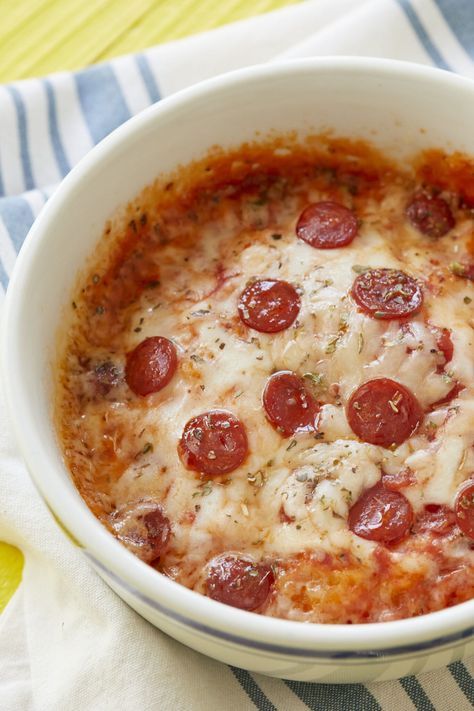 Pizza In A Bowl, Unique Pizza Recipes, Microwave Pizza, Pizza Monkey Bread, Incredible Pizza, Office Food, Microwave Mug, Pizza Bowl, Wls Recipes