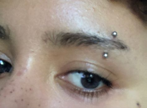 Silver Eyebrow Piercing, Brow Piercing Aesthetic, Eyebrow Piercings Aesthetic, Tiny Eyebrow Piercing, Star Eyebrow Piercing, Eyebrow Piercing Scar, Eyebrow Percinings, Girl Eyebrow Piercing, Piercing Aesthetic Face