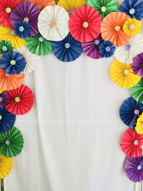 Preschool Photo Booth Ideas, Rainbow Photo Booth, Farewell Party Decorations, Japanese Theme Parties, Care Bear Party, Fall Classroom Decorations, Rainbow Photo, Paper Rosettes, Rainbow Paper