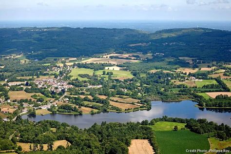 Les Monts de Blond : légende du Limousin - Détours en France (1 hr) Chateau Medieval, Living In Paris, Beaux Villages, Limousin, Culture Art, Circuit, Paris, France, Water