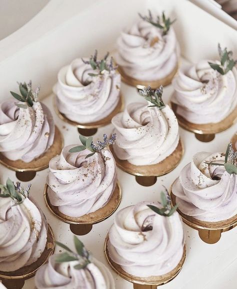 Wedding Cupcakes Rustic, Rustic Cupcakes, Elegant Cupcakes, Cupcake Gift, Cupcake Cake Designs, Wedding Sweets, Cupcake Designs, Wedding Cakes With Cupcakes, Rustic Cake