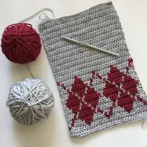 Argyle Blanket - Mode Bespoke Argyle Crochet Pattern, Crochet Argyle, Argyle Crochet, Yarn Hanging, Scarf And Hat, Crochet Inspo, Blanket Patterns, Tunisian Crochet, Blanket Sizes