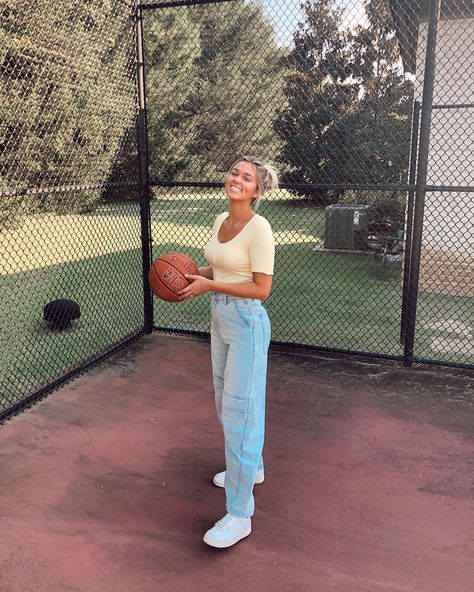 Sadie Robertson Huff on Instagram: “just a 23 year old who thinks recess is still a thing” Sadie Robertson Huff Outfits, Sadie Robertson Aesthetic, Sadie Huff, Sadie Robertson Hair, Sadie Robertson Outfits, Sadie Robertson Huff, Worship Outfits, Anne Wilson, Aesthetic Sports