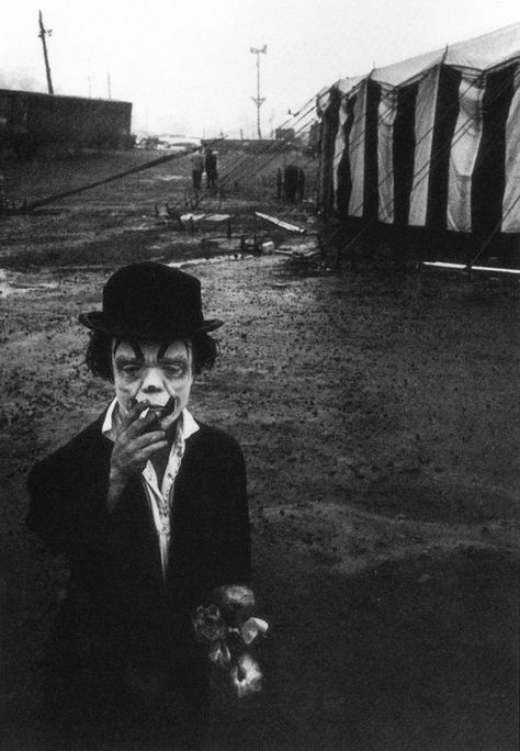 Creepy Old Pictures, Vintage Bizarre, Cirque Vintage, Pierrot Clown, Circus Sideshow, Dark Circus, Creepy Vintage, Creepy Photos, Diane Arbus