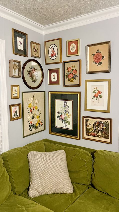 Boho Vintage Wall Decor, Modern Chic Wall Decor, Floral Wall Decor Living Room, Vintage Floral Art Wall, 70s Inspired Gallery Wall, Lots Of Frames On Wall, Vintage Wall Art Inspiration, Accent Wall For Pictures, Vintage Wall Art Decor