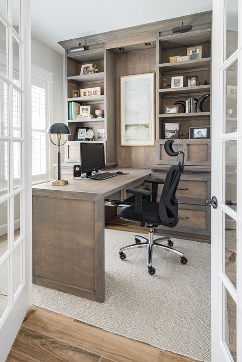 Custom build-in office with peninsula desk Peninsula Desk, Office Layouts, Transitional Home Office, Office Layout Ideas, Beautiful Office Spaces, Office Update, Home Office Layouts, Home Office Built Ins, Office Built Ins