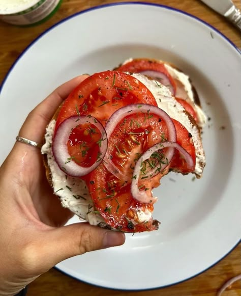 Bagel Cream Cheese Tomato, What To Put On Bagels Breakfast, Bagel With Cream Cheese And Tomato, Bagel With Tomato, Healthy Breakfast With Cream Cheese, Cream Cheese Lunch Recipes, Bagel Ideas Breakfast, Eggs And Tomatoes Breakfast, Breakfast With Tomatoes