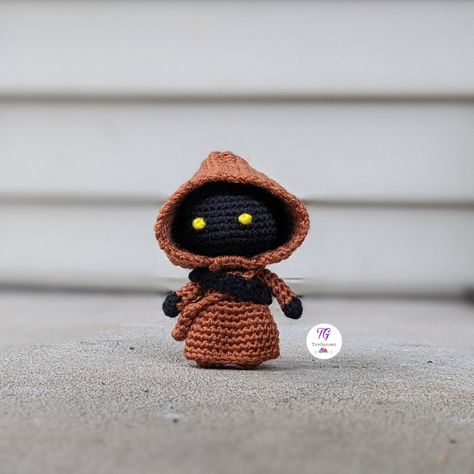 This is a Star Wars inspired Jawa Amigurumi. Star Wars Jawa Amigurumi Doll. Pattern Details: Size of Amigurumi: 4 inches Difficulty Level: Intermediate Terms: US Yarn: Medium Hook: 2.75mm Hope you enjoy the pattern. Do share your pictures with me. Jawa Crochet Pattern, Amigurumi Star, Star Wars Jawa, Beginner Knitting Blanket, Star Wars Crochet, Beginner Knit Scarf, Crochet Hat For Beginners, Knitting Patterns Free Beginner, Crochet Patterns Free Beginner