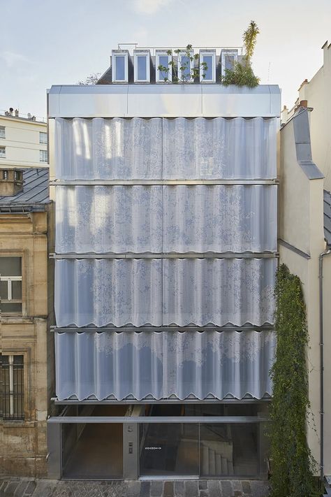 perforated textile façade by inside outside shrouds parisian building Van Inside, Flux Design, Outside Curtains, Student House, Glass And Aluminium, Outdoor Curtains, Facade Architecture, Inside Outside, Modern Buildings