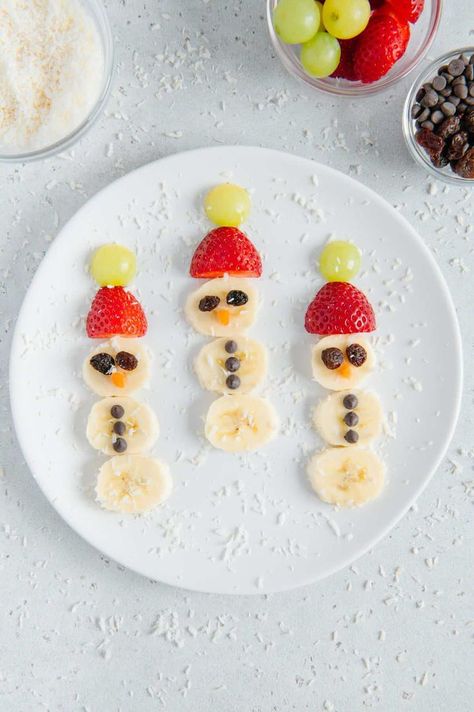 Banana snowmen with grape and strawberry hats, chocolate chip buttons, and a sprinkle of coconut snow? It's the most adorable, edible Frosty the Fruit Snowman Snack you've ever seen! Fruit Snowman, Strawberry Hats, Snowman Snack, Snowman Recipes, Fruit Kebabs, Vegan Snack Recipes, Christmas Snowmen, Chocolate Buttons, Vegan Snack