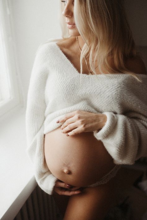 Studio Maternity Shoot Sweater, Studio Bump Photoshoot, At Home Maternity Shoot Outfit, Indoor Winter Maternity Photos, Inside Maternity Photos, Winter Studio Maternity Photoshoot, Indoor Winter Maternity Shoot, Halfway Through Pregnancy Pictures, First Trimester Photoshoot