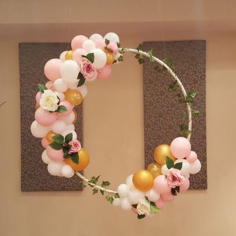 13 Awesome DIY Hula Hoop Wreaths - Pretty My Party - Party Ideas Diy Ballon, 30th Birthday Ideas For Women, Balloon Wreath, Deco Ballon, Baby Shower Wreath, Balloon Holders, Plastic Balloons, Idee Babyshower, Floral Balloons