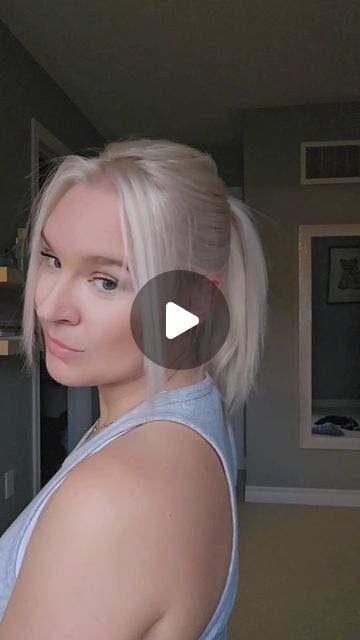 Jillian Jane on Instagram: "My favorite Hack for a full ponytail in fine hair #diyhairschool #realhair #finehairtips #easyhairstyles #thinhairtips #ponytailtutorial" Easy Ponytail Hairstyles For Fine Hair, Medium Length Hair In Ponytail, Ponytail Hacks For Fine Hair, Ponytail Shoulder Length Hair, Hair Hacks Shoulder Length, Ponytail Hacks For Medium Hair, Ponytails For Fine Hair, Pony Tail Short Hair, Full Ponytail Trick