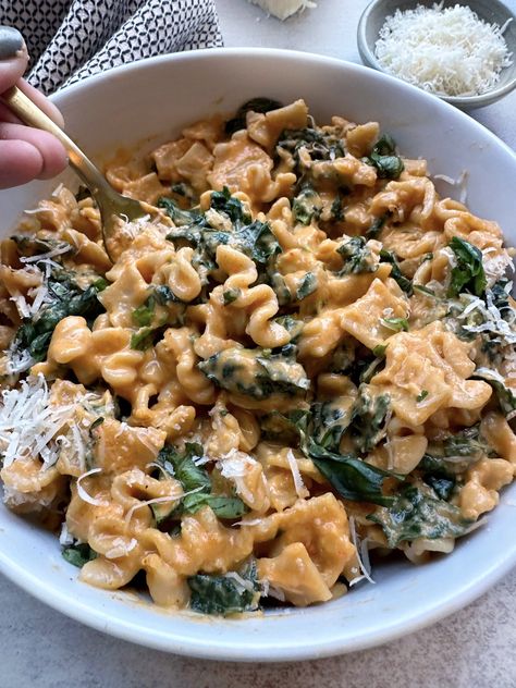 Creamy Roasted Red Pepper Pasta with Kale — Sammi Brondo | NYC based Registered Dietitian Nutritionist Kale And Tomato Pasta, Crockpot Pasta Vegetarian, Anti Inflammation Pasta, Healthy Veggie Pasta, Cooked Kale Recipes, Sammi Brondo, Roasted Veggie Pasta, Kale Pasta Recipe, Pasta With Kale