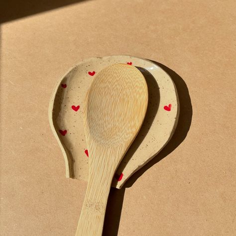 Even spoons must rest ❤️🫶🏼🥄 available in my shop now :) Cute Spoon Rest, Clay Spoon Rest Diy, Spoon Holder Diy, Diy Spoon Rest, Spoon Rest Diy, Clay Spoon Rest, Ceramic Spoon Rest, Ceramic Spoons, Pottery Ideas