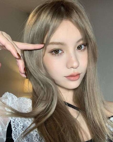 Ash Blonde Hair, Hair Dye Colors, Hair Inspiration Color, Hair Inspo Color, Asian Makeup, Ash Blonde, Hair Colours, Light Brown Hair, Pretty Ppl