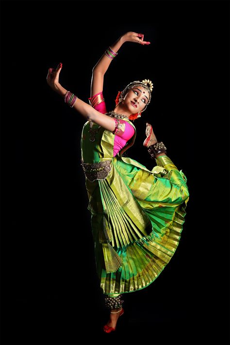 Kuchipudi Dance Kuchipudi Dance Photography, Kuchipudi Dance Dress, Kuchipudi Dance Poses, Kuchipudi Poses, Kuchipudi Costume, Bharatnatyam Poses, Kuchipudi Dance, Dancing Photography, Bharatanatyam Costume