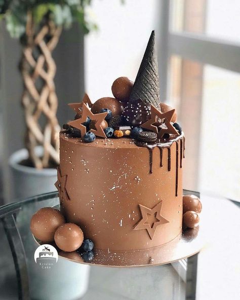 Pretty Cake Ideas, Chocolate Birthday Cake Decoration, Candy Birthday Cakes, Chocolate Cake Designs, Anniversaire Diy, Pretty Cake, Cute Cake, Chocolate Cake Decoration, Cake Decorating Frosting