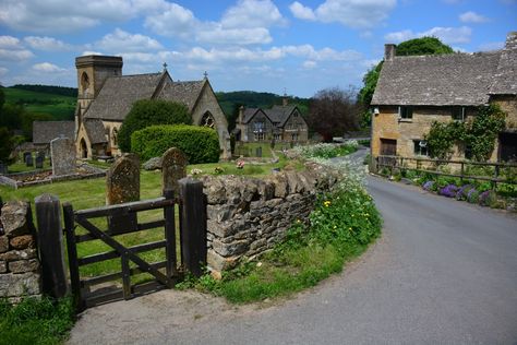 Irish Village, Gloucestershire England, Pictures Of England, Ireland Aesthetic, European Countryside, British Cottage, English Cottage Gardens, British Things, Irish Countryside