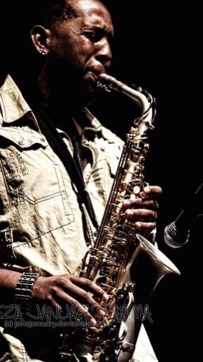 Person Playing Saxophone, Black Saxophone, Jazz Saxophonist, Saxophone Player, Saxophone Music, Saxophone Players, Jazz Artists, Music Backgrounds, Jazz Guitar