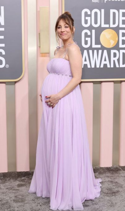 Kaley Cuoco Celebrity Pregnancy Style, Gigi Hadid Pregnant, Jenna Paulette, Justine Lupe, Pregnant Actress, Bread And Roses, Celebrity Maternity Style, Hair Tuck, Ayesha Curry