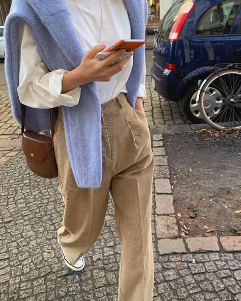 How To Style Beige Corduroy Pants, Cord Trousers Outfit, Corduroy Pants Outfit Winter, Corduroy Pants Outfit Aesthetic, Beige Corduroy Pants Outfit, Beige Trousers Outfit Casual, Cord Pants Outfit, Velvet Pants Outfit Winter, Corduroy Pants Outfit Women