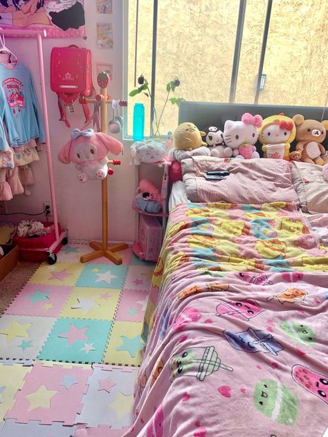 Room Inspo Cutecore, Kawaiicore Room Decor, Small Kawaii Bedroom, Kawaii Room Inspiration, Cutecore Shelf, Kawaii Core Room, Cutecore Decor, Cutecore Room Ideas, Room Decor Sanrio