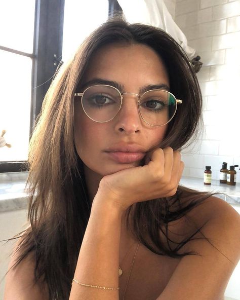 Emrata Instagram, Wire Rimmed Glasses, Wearing Glasses, Sports Illustrated Swimsuit, Emily Ratajkowski, Womens Glasses, Glasses Fashion, Balayage, Nike Women