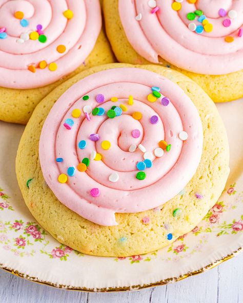 These Crumbl Confetti Cake Cookies are a soft and delicious sprinkle filled sugar cookie topped with a fluffy pink vanilla cream cheese frosting and extra sprinkles on top. Confetti Cake Cookies, Fluffy Cream Cheese Frosting, Confetti Cookies, Vanilla Cream Cheese Frosting, Cake Liner, Sugar Cookie Icing, Coconut Pie, Confetti Cake, Birthday Treats