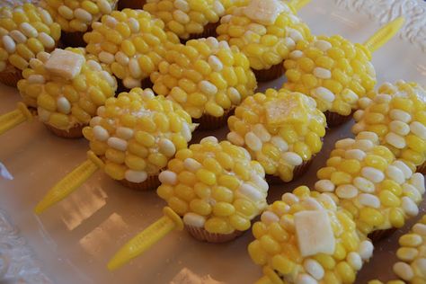 Cupcakes with Jelly Beans on top to look like corn on the cob. Butter Bean Soup, Corn Cupcakes, Facts Images, Specialty Cupcakes, Native American Studies, How To Make Corn, Sugar Glass, Kid Cupcakes, Creative Cupcakes