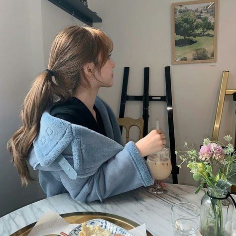 French Girl Aesthetic, Aesthetic Korean, French Girl, A Girl, A Woman, Drinks, Flowers