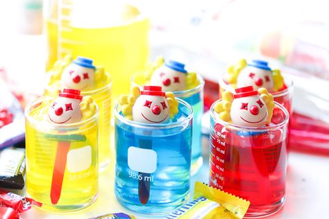 Creepy Clown Jell-O Shots 🎃#halloween #party 🍸#cocktails #jelloshots Halloween Party Cocktails, Halloween Jello Shots, Haunted Carnival, Jell O Shots, Christmas Drinks Recipes, Halloween Drink, Party Cocktails, Halloween Clown, Mystery Party