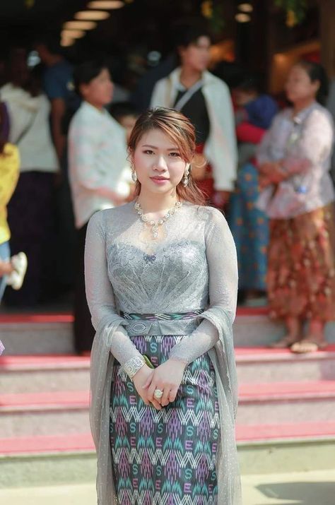 Burmese Dress Traditional, Myanmar Lace Dress Design, Myanmar Dress Design ပွဲတက် ဇာ, Myanmar Dress Design ပွဲတက်, ပွဲတက် မြန်မာဝတ်စုံ Pattern, Myanmar Wedding Dress Design, Myanmar Dress Design Fashion, Dresses Tutorial, Summer Dresses Tutorial