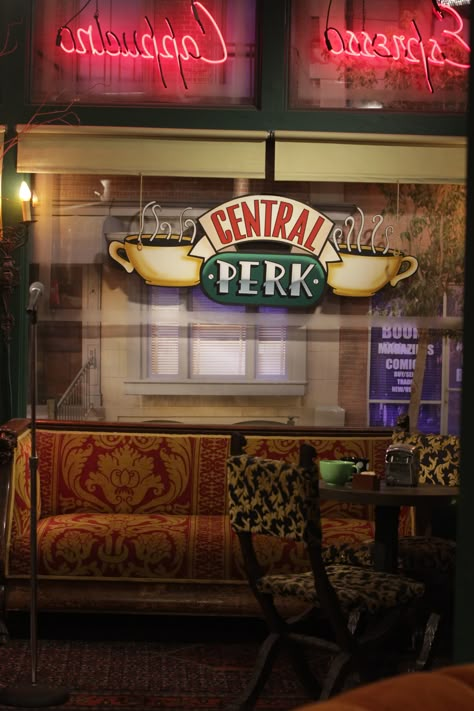 Central Perk: The best part of the WB Studio tour. Friends Scenes, Friends Episodes, Friends Poster, Ross Geller, Friends Cast, Friends Tv Series, Friends Central Perk, Friends Moments, Phoebe Buffay