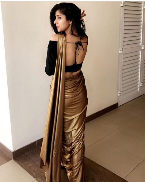 Looking for creative ways to pose on sarees for photographs that you like to show off to others, then check out these classic saree poses to look best ! Blouse Images, Sarees For Girls, Sari Design, Backless Blouse Designs, Modern Saree, Blouse Design Images, Blouse Back, Color Trends Fashion, Saree Designs Party Wear