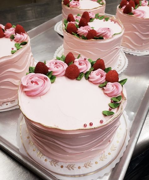 Round Valentines Cake, Pink Roses Birthday Cake, Rose Cake Ideas, Amy Locane, 40th Birthday Cake For Women, Valentines Cakes And Cupcakes, Rose Birthday Cake, Valentines Cakes, Rosé Birthday Cake