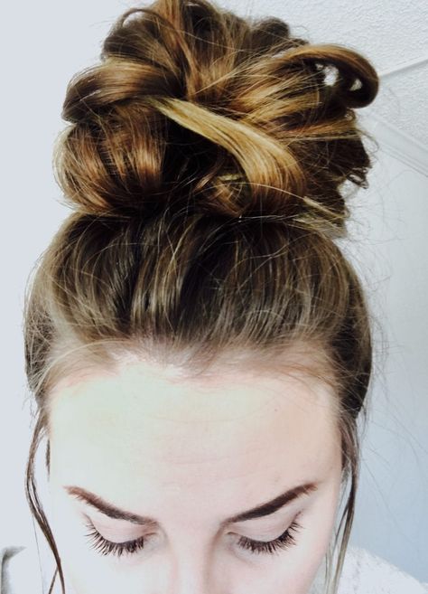 easy top knot messy bun 5 steps! Messy bun | top knot | hair | tutorial | blonde | brunette | how to do a updo | easy step by step | video | hairstyle | #hairstyle #hairtutorial #cassiescroggins #bun Messy Top Knot, Hair Knot Tutorial, Easy Top Knot, Messy Top Knots, Bun Tutorials, Top Knot Bun, Messy Bun Tutorial, Knot Bun, Top Knot Hairstyles