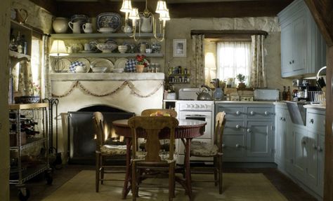 "Holiday", 2006 - angielski dom Iris (Kate Winslet. Kuchnia. / Iris (Kate Winslet) English cottage. Kitchen. Rosehill Cottage, English Cottage Kitchens, The Holiday Cottage, Unfitted Kitchen, Old Fashioned Kitchen, Cottage Inspiration, Cosy Home, English Cottage Style, Casa Vintage