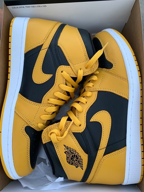 Black And Yellow Shoes, Nike Shoes Women Fashion, Trendy Shoes Sneakers, Nike Shoes Girls, Black Nike Shoes, Jordan Shoes Girls, Pretty Shoes Sneakers, Jordan Shoes Retro, All Nike Shoes