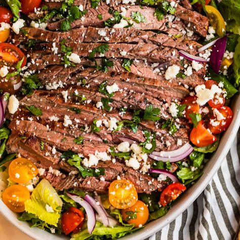 This Grilled Flank Steak Salad is a perfect fresh and delicious meal everyone will enjoy. Juicy marinated steak grilled to perfection! Grilled Steak Salad Recipes, Parmesan Crusted Steak, Flank Steak Salad, Farmer Recipes, Food High Protein, Steak Salad Recipe, Grilled Steak Salad, Recipes With Videos, Steak Grilled