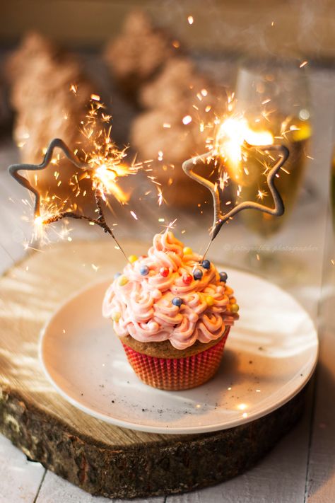 Cake Photoshoot, Sparkling Candle, Happy Birthday Wishes Messages, Birthday Cake Pictures, Colorful Birthday Party, Happy Birthday Cupcakes, Cute Birthday Pictures, New Year's Cake, Happy Birthday Beautiful