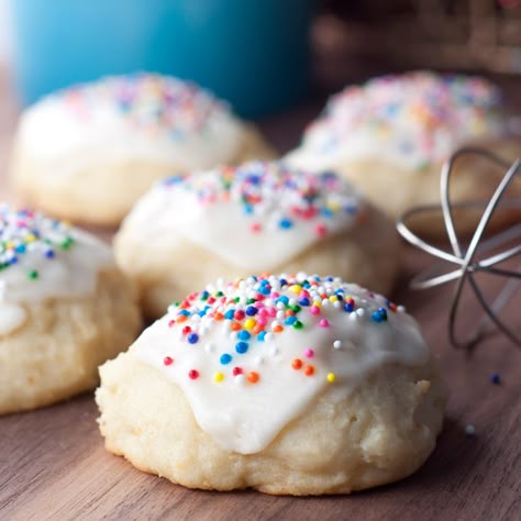 The best recipe for Italian Ricotta Cookies that are cake-like, sweet, will be great for a Christmas cookie exchange! Italian Holiday Cookies, Ricotta Cookies Recipe, Pfeffernusse Cookies, Italian Christmas Cookie Recipes, Wishes And Dishes, Italian Ricotta Cookies, Ricotta Cookies, Italian Christmas Cookies, Italian Cookie Recipes