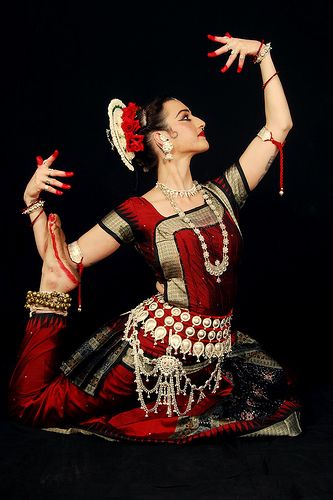 odissi dancer #indianclassicaldance #traditionaldance Odissi Dance, Bharatanatyam Costume, Indian Classical Dancer, Bharatanatyam Poses, Dance Of India, Dance Pose, Belly Dancing Classes, Dance Photography Poses, Indian Classical Dance